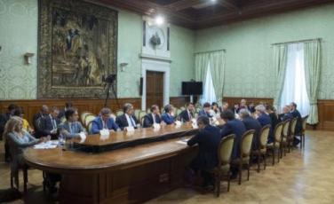 Il tavolo dell'incontro (Foto della Presidenza del Consiglio dei Ministri) Il tavolo dell'incontro (Foto della Presidenza del Consiglio dei Ministri)