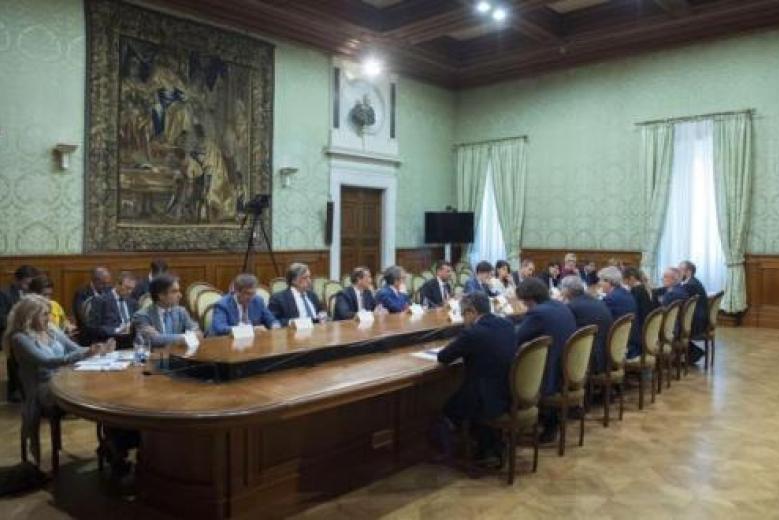 Il tavolo dell'incontro (Foto della Presidenza del Consiglio dei Ministri) Il tavolo dell'incontro (Foto della Presidenza del Consiglio dei Ministri)