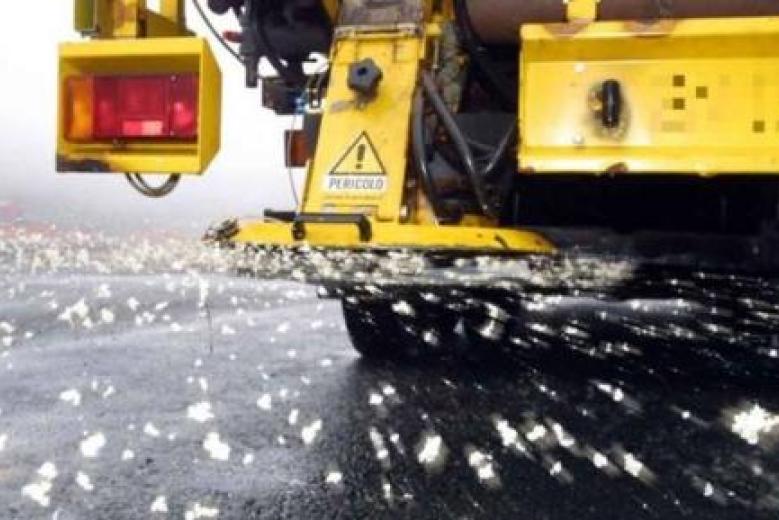 Mezzi spargisale in azione sulla rete stradale provinciale Mezzi spargisale in azione sulla rete stradale provinciale